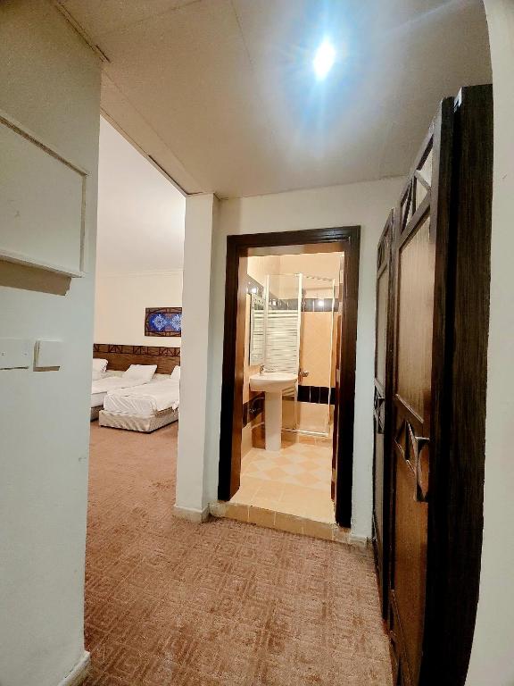 メディナにあるنزل الزائر 2のベッドルーム1室付きの部屋へと続く廊下