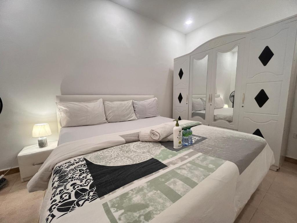 En eller flere senge i et værelse på chambre moderne ventilé avec douche partagé a yoff virage N4