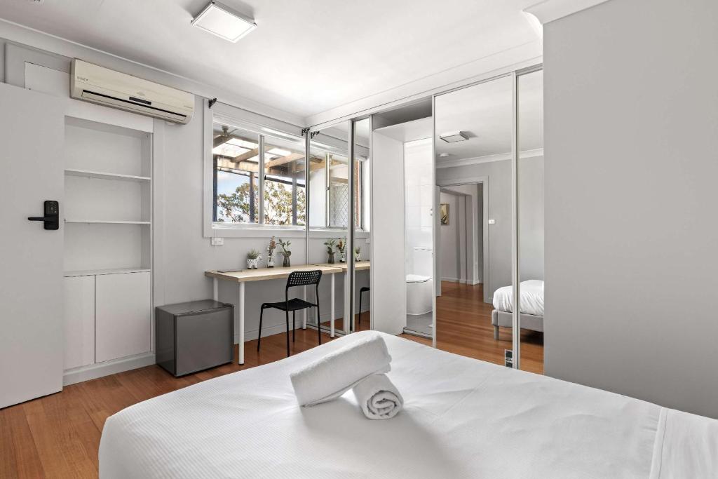 Giường trong phòng chung tại Convenient Double Ensuite Room - Peakhurst