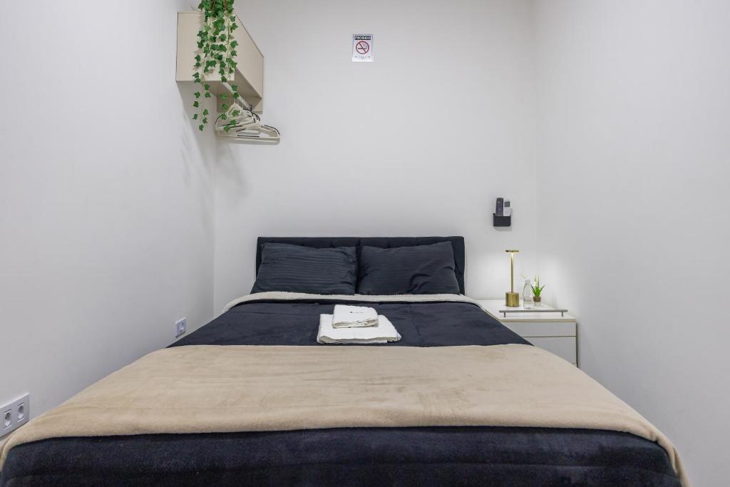 Suíte - Ideal para conexões no aeroporto de Guarulhos في جوارولوس: غرفة نوم مع سرير وبطانية زرقاء