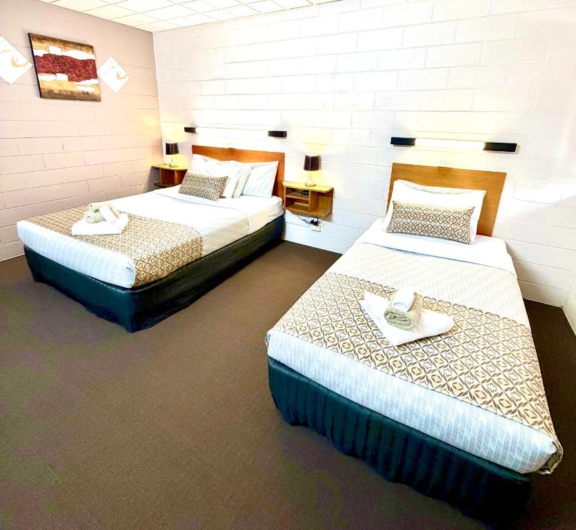 zwei Betten in einem Hotelzimmer mit zwei Bettenvisor in der Unterkunft Tartan Motel, Yea in Yea