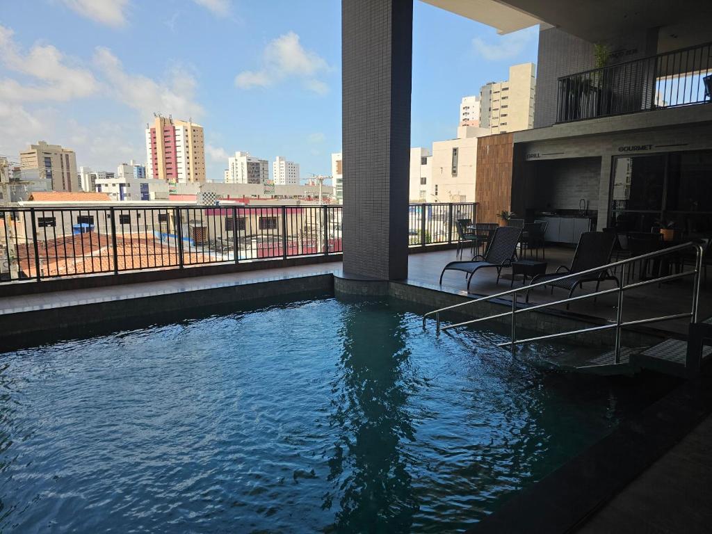 einen Pool in einem Gebäude mit Stadtblick in der Unterkunft Lindo Flat em Manaíra no Solaz in João Pessoa