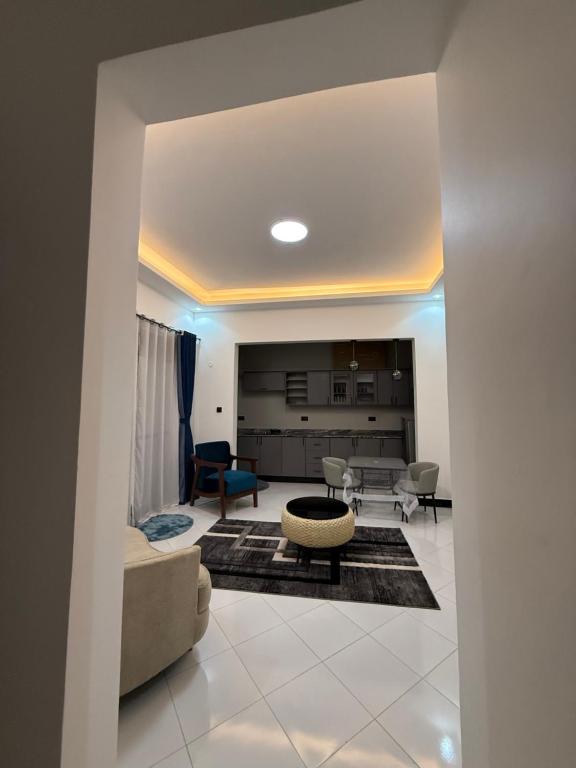 una sala de estar con un sofá y una mesa en Dee furnished homes Kyanja, en Kampala