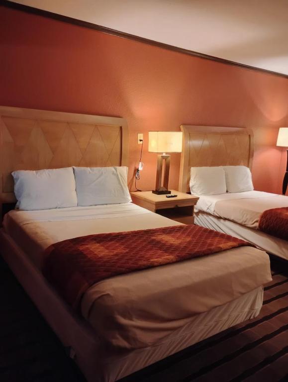 een hotelkamer met twee bedden in een kamer bij Gated 2 Double Bed Studio with Full Kitchen 112 in Baton Rouge