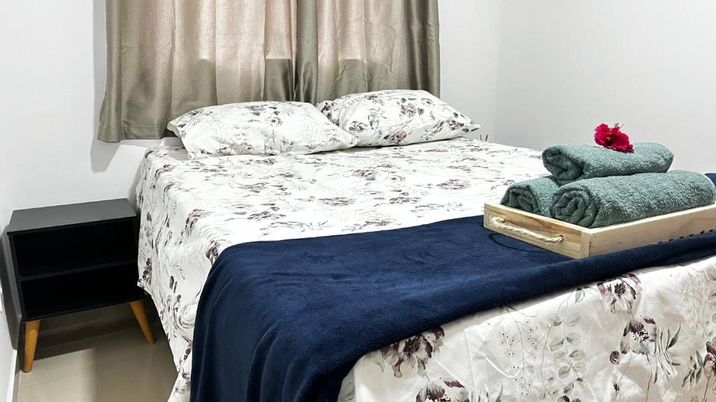 Ένα ή περισσότερα κρεβάτια σε δωμάτιο στο Mirantes Caminho do Mar Apto Térreo Lado da Sombra