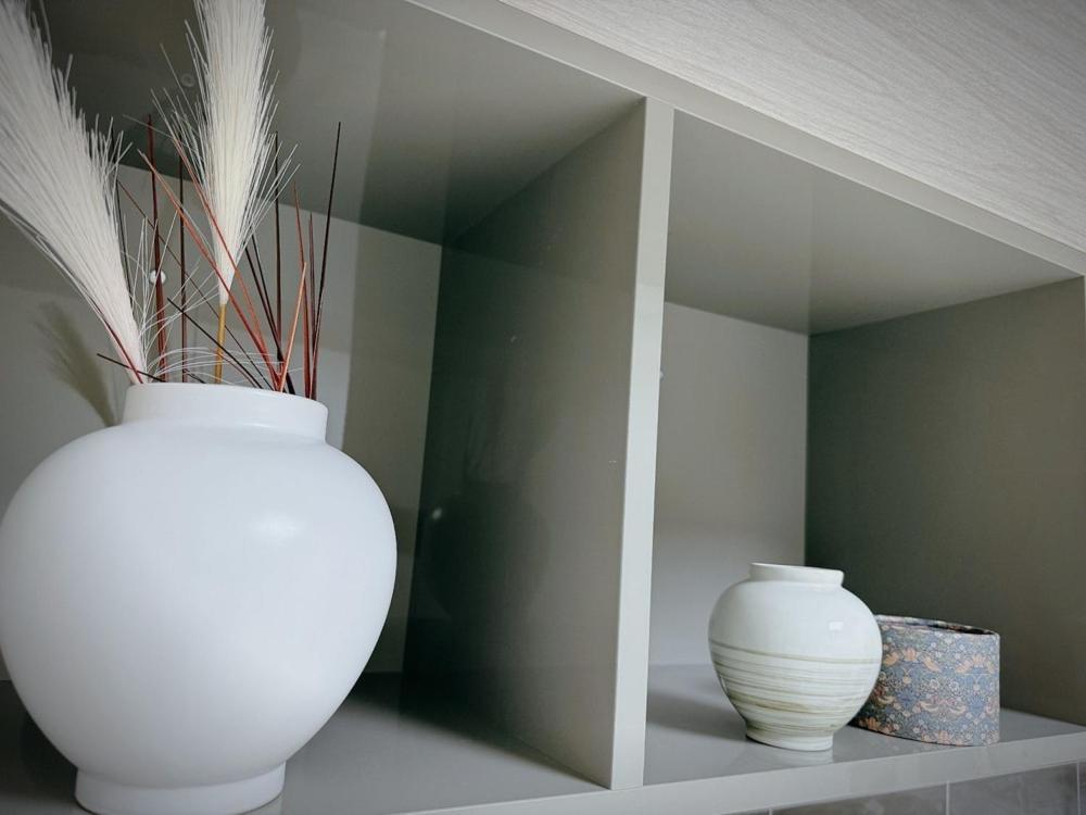 a white vase sitting on top of a shelf at Daejeon Dunsan Starworks in Daejeon