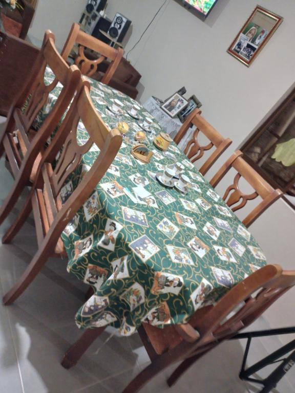 un tavolo con una tovaglia verde sopra di esso di Hermoso departamento de tres dormitorios a Cuenca