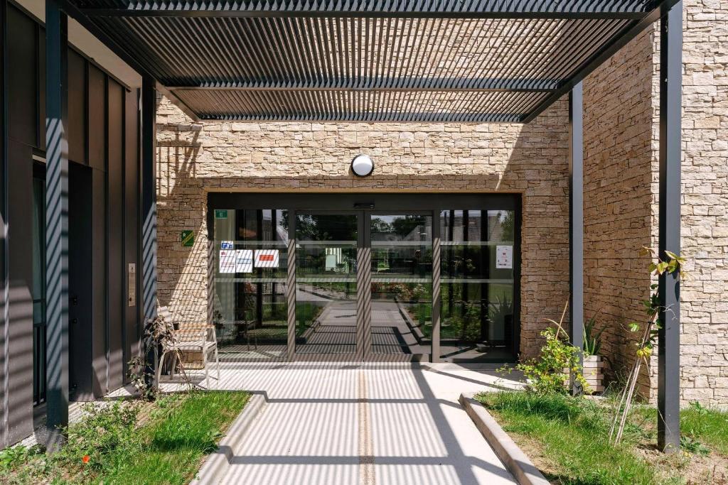 Η πρόσοψη ή η είσοδος του Quality Suites Ploërmel