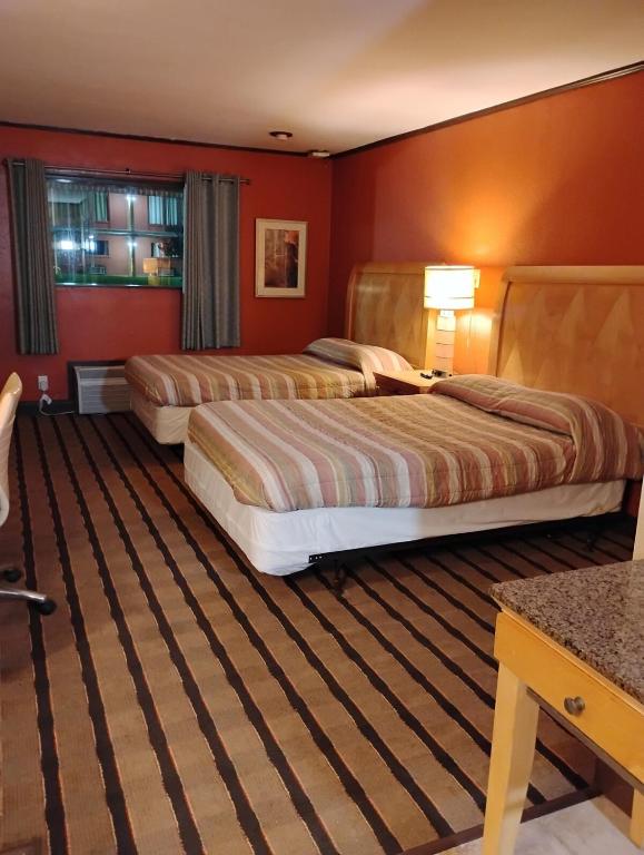 En eller flere senge i et værelse på Gated - 2 Double Bed Studio with Full Kitchen 114