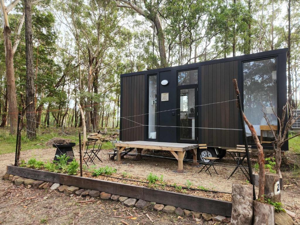 una casetta nera nel bosco di Solitary Islands Farm 3 by Tiny Away ad Arrawarra