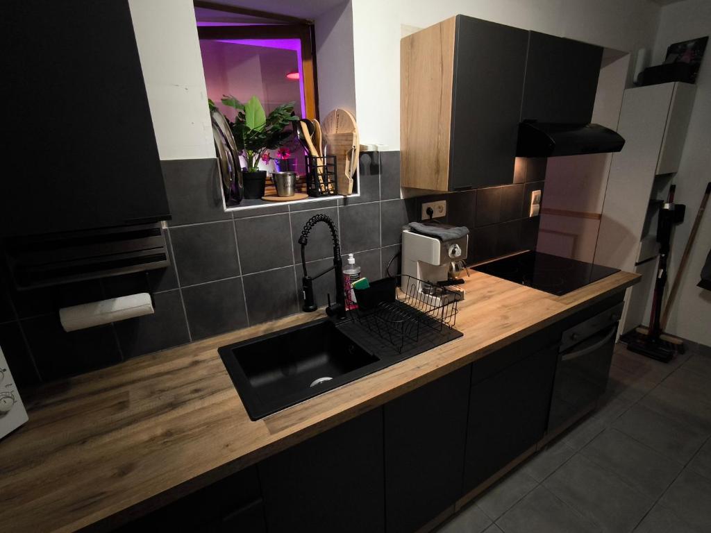 Kuchyň nebo kuchyňský kout v ubytování Les Secrets d'Amandine