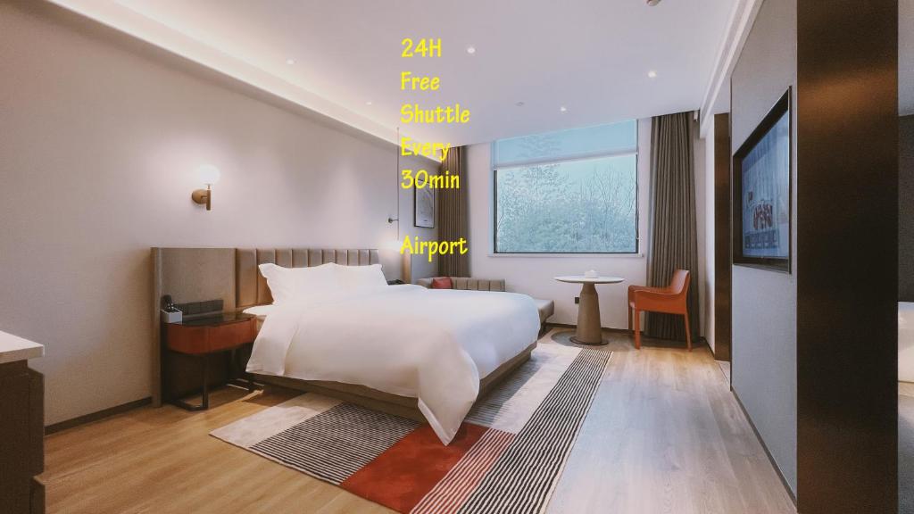 una cama blanca grande en una habitación de hotel en W9-Hotel ShangHai PuDong Airport, en Shanghái