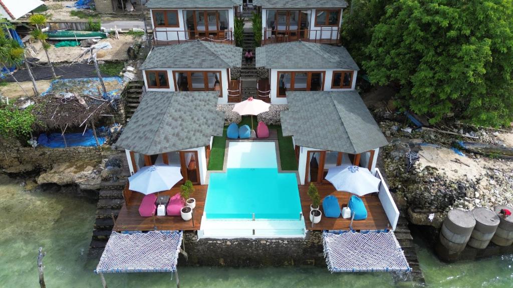Luftaufnahme eines Hauses mit Swimmingpool in der Unterkunft Indigo Blue Ceningan in Nusa Lembongan