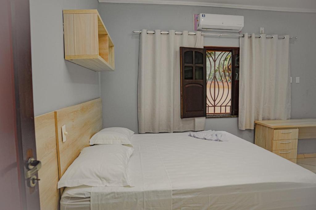 Un dormitorio con una cama grande y una ventana. en Ev Home, en Cruzeiro do Sul