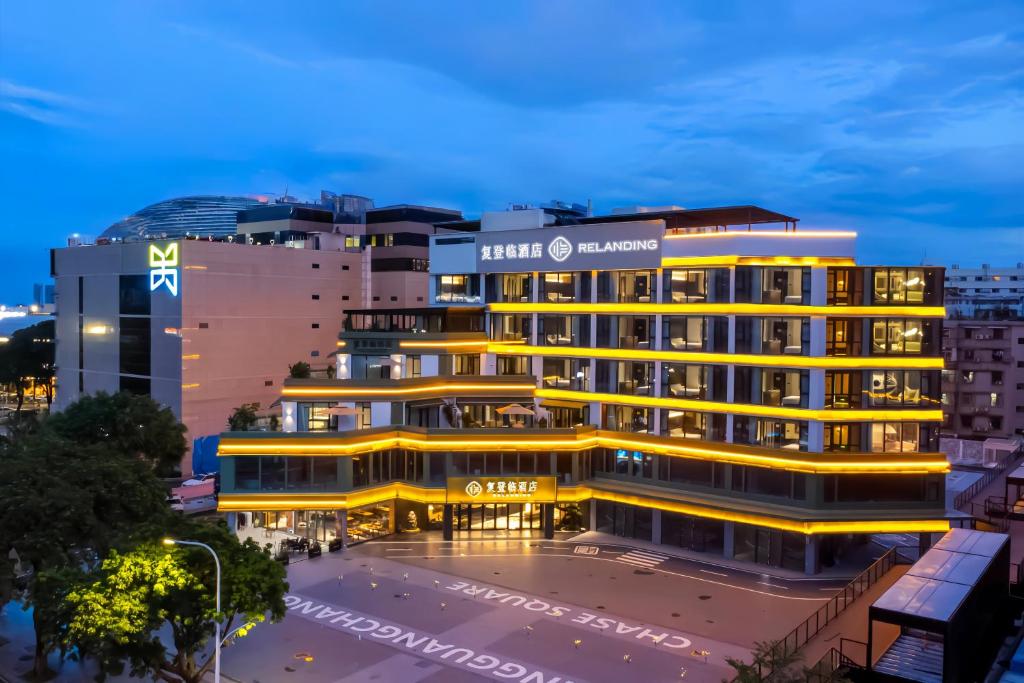 een gebouw met gele lichten in een stad 's nachts bij 珠海复登临酒店 Relanding Hotel in Zhuhai