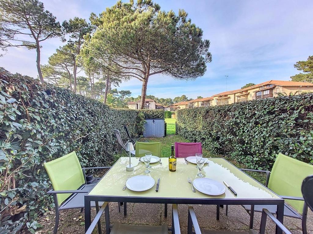 T2 Soustons Plage 4 pers avec Loggia - FR-1-857-38 في فيو بوكو لي بان: طاولة عليها كراسي وأطباق sidx sidx sidx