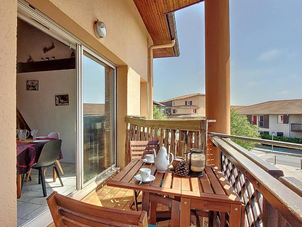 布科·莱斯白老城Vieux Boucau - T2 Mezzanine pour 4 personnes - FR-1-857-45的房屋阳台的木桌