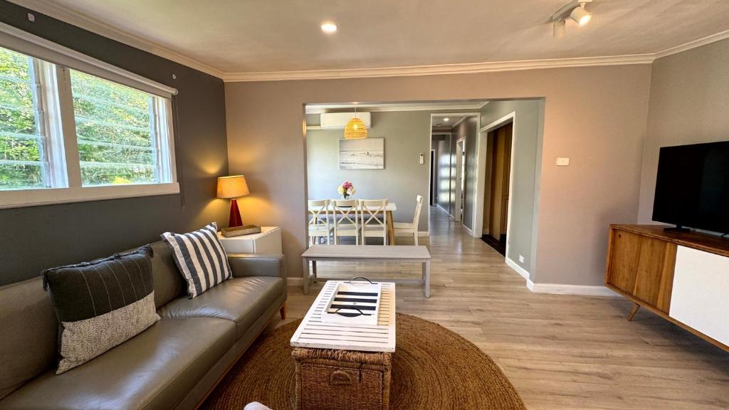 Μια τηλεόραση ή/και κέντρο ψυχαγωγίας στο Coastal Retreat on Hazel