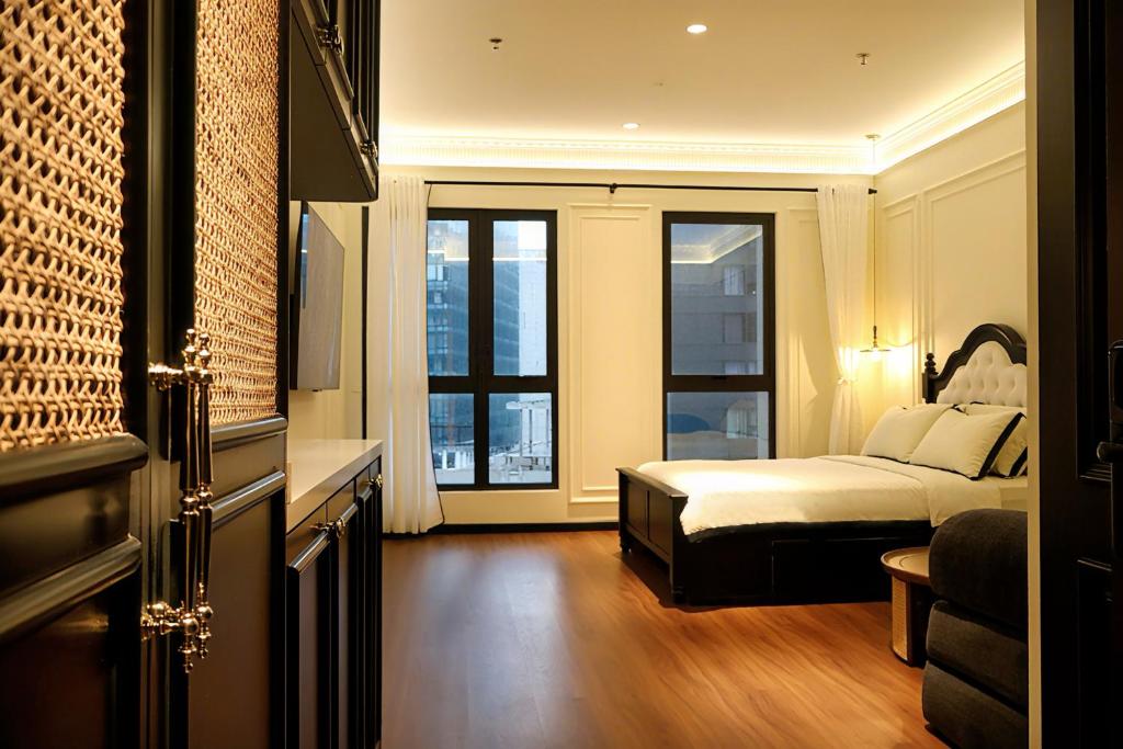 sypialnia z łóżkiem i dużym oknem w obiekcie Paxtonz Empire City Damansara Near One Utama w Kuala Lumpur