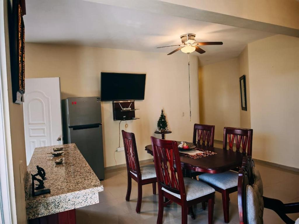 Μια τηλεόραση ή/και κέντρο ψυχαγωγίας στο Cozy apartment, AC, Wifi, 2 Bedroom, 2 bath, Bani, 1-A