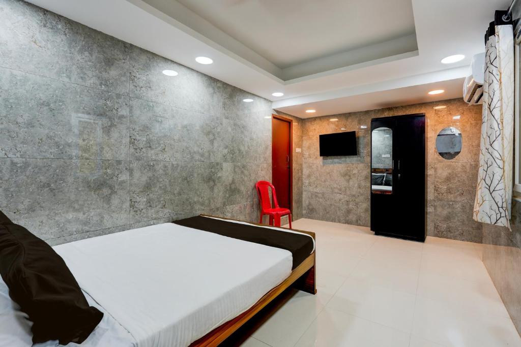 Postel nebo postele na pokoji v ubytování Collection O Karumariamman Temple Thiruverkadu Formerly Sridevi Residency