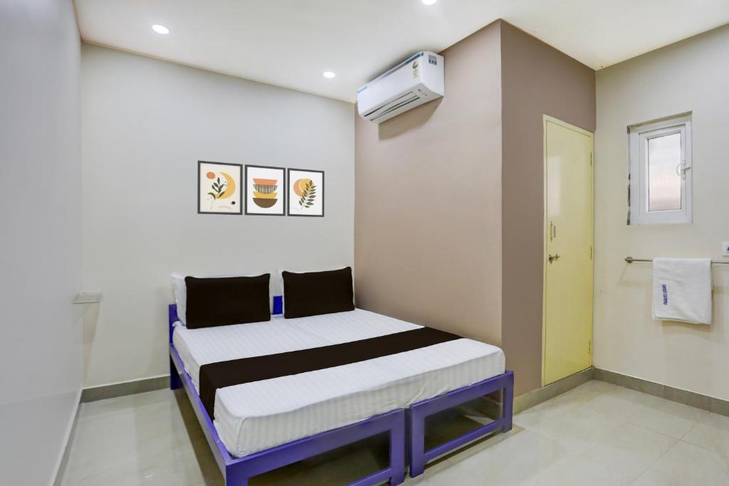 Giường trong phòng chung tại Hotel O Kadapa Bypass Road Formerly Sri Vasavee Grand