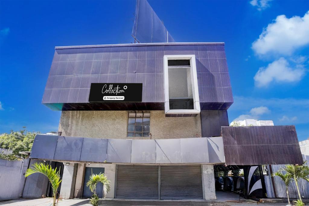 un edificio con un cartello sul lato di Super Collection O Paithan Gate Formerly Rajlaxmi Executive ad Aurangabad