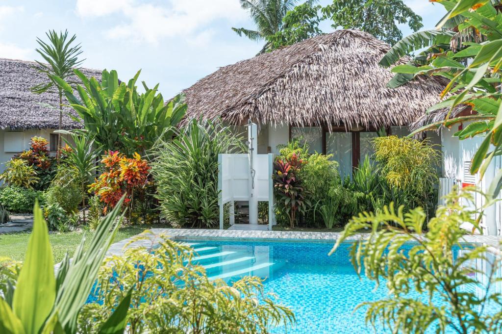 Una villa con piscina y un complejo turístico. en Blauset Two, en General Luna