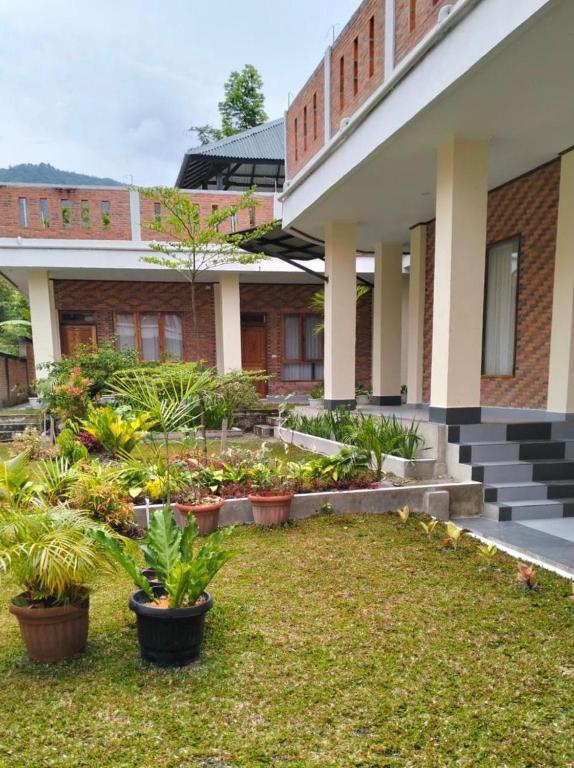 图克图克SADAMA Cottage的一座在院子里有一堆植物的建筑