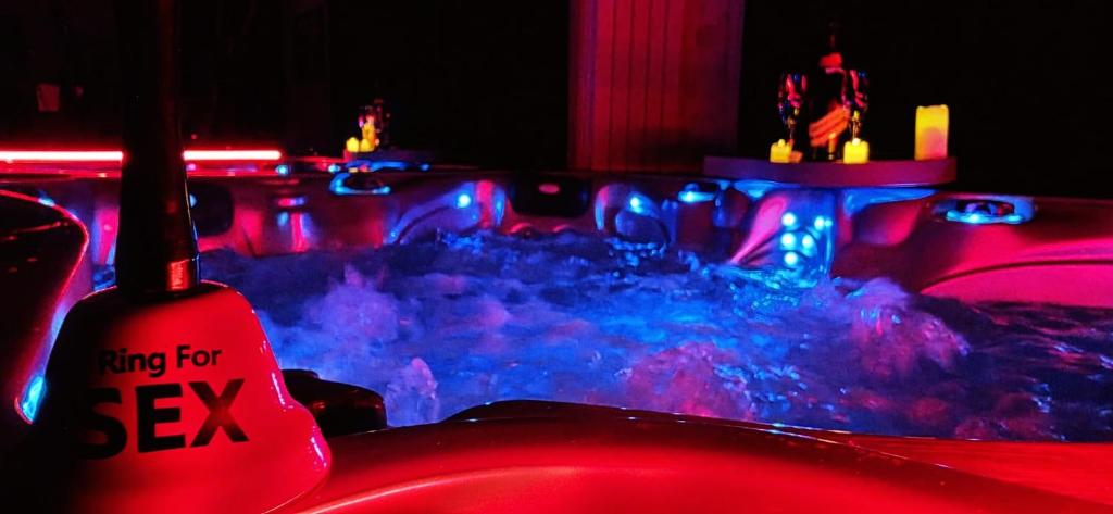 TourvesXcoquine Love Room & Spa的房间里，桌子上摆着红蓝相间的灯光。