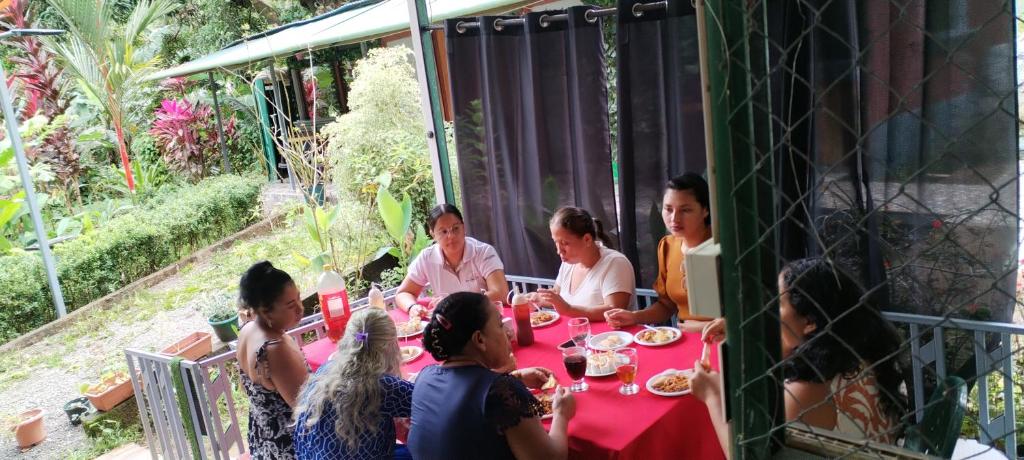 Un gruppo di persone sedute a tavola che mangiano di Cabins yafeth osa drake bay a Bahía Drake
