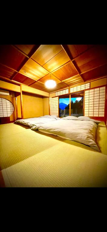 御殿場市にあるPrivate Stay in Gotemba 縁 ENの部屋の中に大きなベッドがある寝室