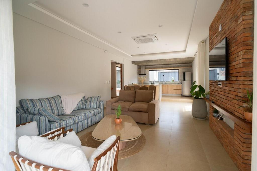 Χώρος καθιστικού στο Contemporary house minutes from San Jose beach