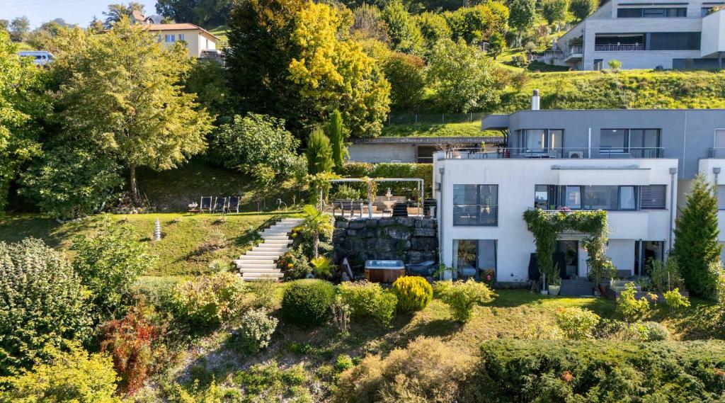 una vista aerea di una casa con giardino di Spacious 3-Bedroom Villa in Montreux a Blonay