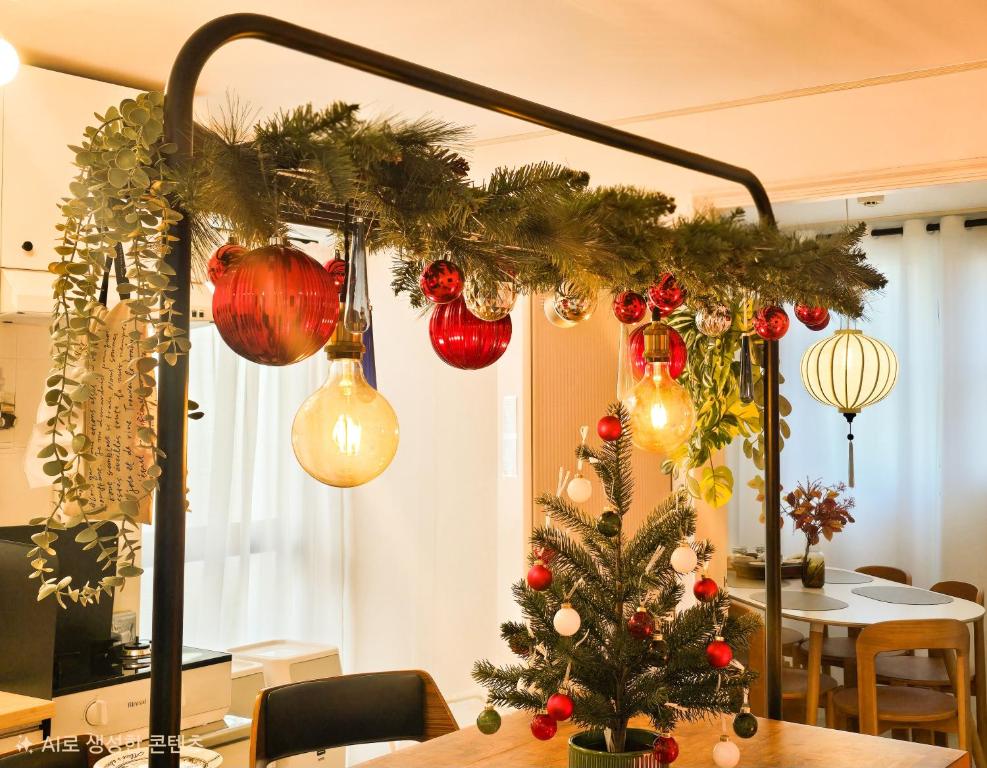 een tafel met een kerstboom en lampjes bij Seoul wannabe stay, Gangnam 20 mins, Hongdae 20mins in Seoul