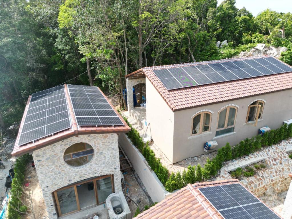 una casa con pannelli solari sul tetto di Eterna village a Mae Haad
