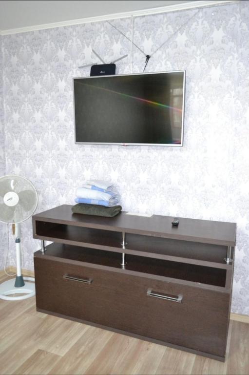 Μια τηλεόραση ή/και κέντρο ψυχαγωγίας στο Квартира напротив НУР-ОТАН