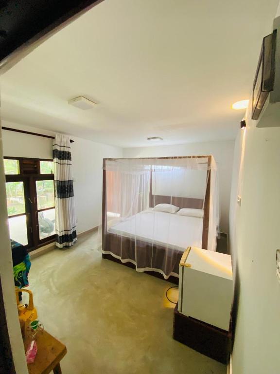 un dormitorio con una cama en una habitación en Lagoon Home Stay, en Ahangama