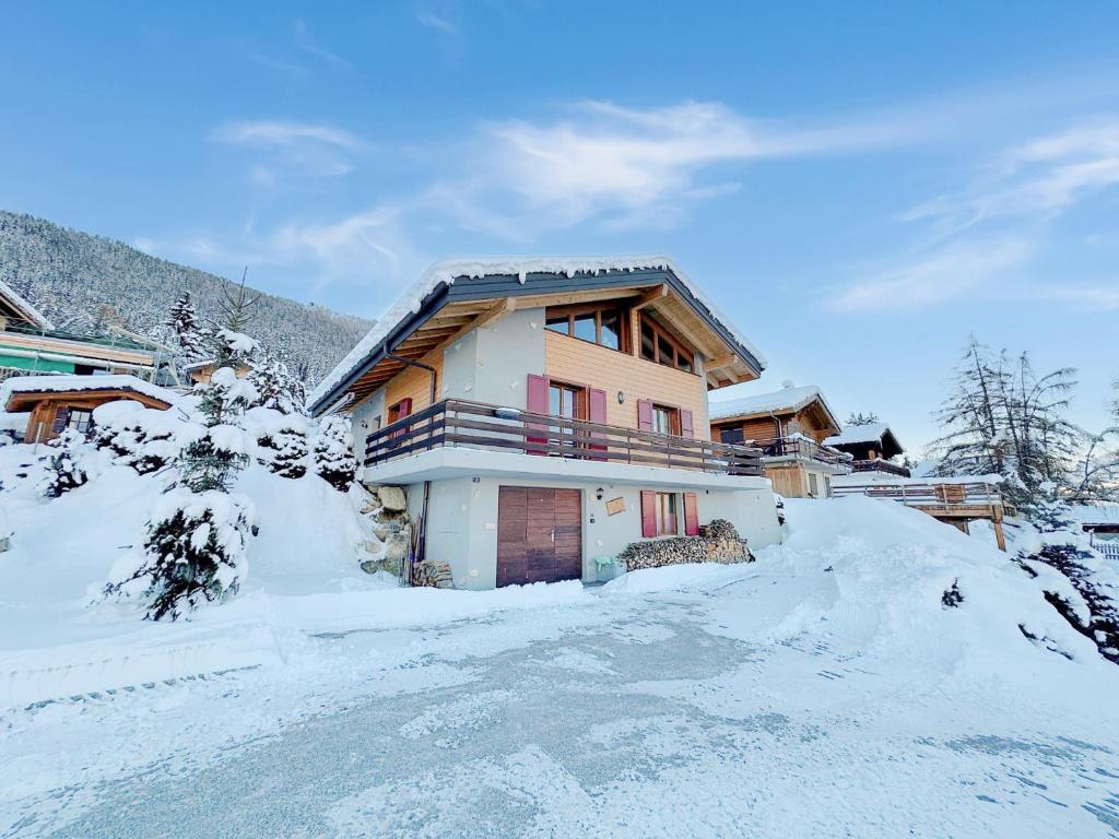 una casa in cima a una montagna innevata di Chalet Etoile Polaire a Nendaz