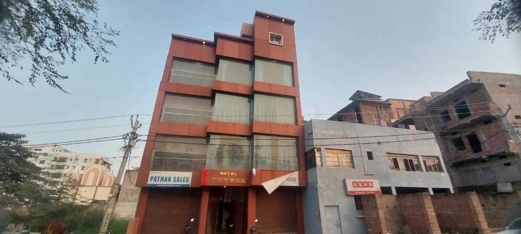 un edificio alto en medio de una ciudad en Hotel O TOYBOX, en Dānāpur