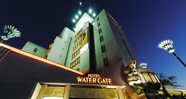 名古屋市にあるHotel Water Gate Nagoya レジャーホテル カップルの水中心付きの建物