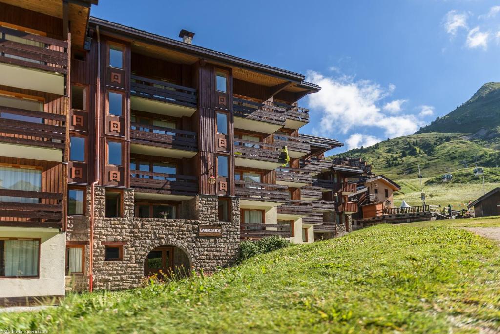 a building on the side of a hill at Résidence Pierre &amp; Vacances Emeraude in Belle Plagne