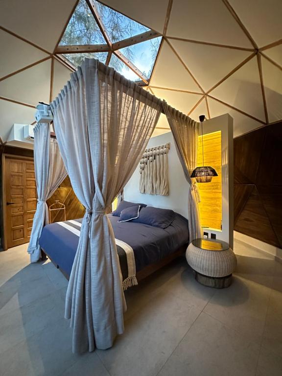 un dormitorio con una cama con mosquitera en Axtra Glamping, en Tapalpa