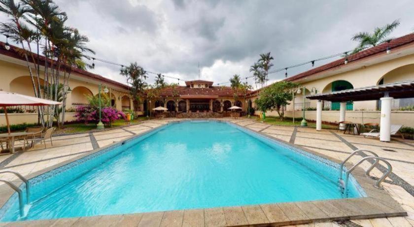 Πισίνα στο ή κοντά στο Ole Suite Hotel