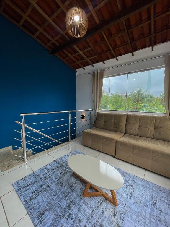 塞古罗港Casa Vista Atlântica的带沙发和咖啡桌的客厅