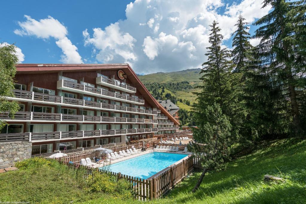 un hôtel avec une piscine et un complexe dans l'établissement Résidence Pierre & Vacances Les Bleuets, à Méribel