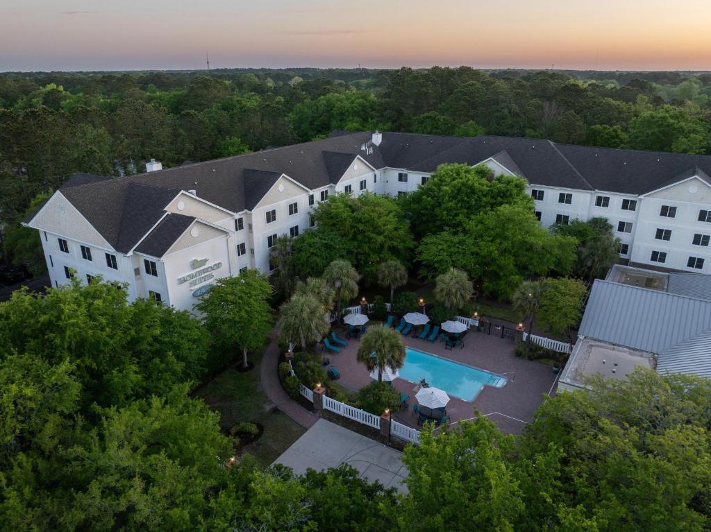 eine Luftansicht eines Gebäudes mit Pool in der Unterkunft Homewood Suites by Hilton Charleston - Mount Pleasant in Charleston