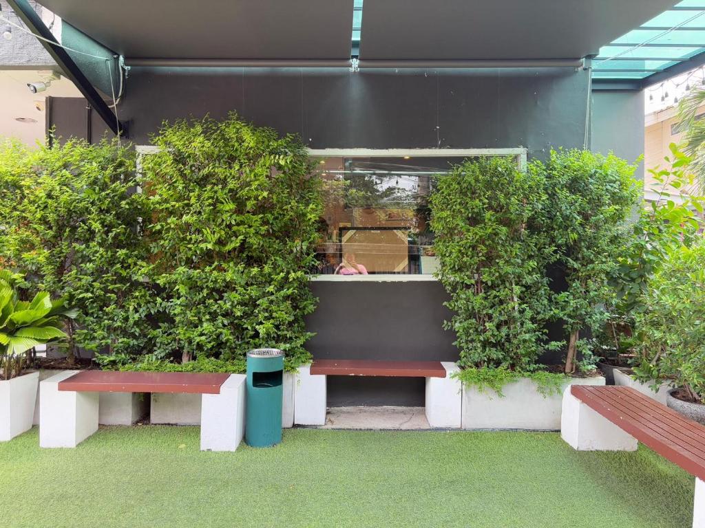 Κήπος έξω από το OYO 75446 Travis Inthamara 49