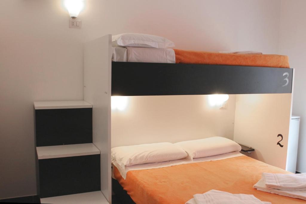 Postel nebo postele na pokoji v ubytování NEW GENERATION HOSTEL Milan center