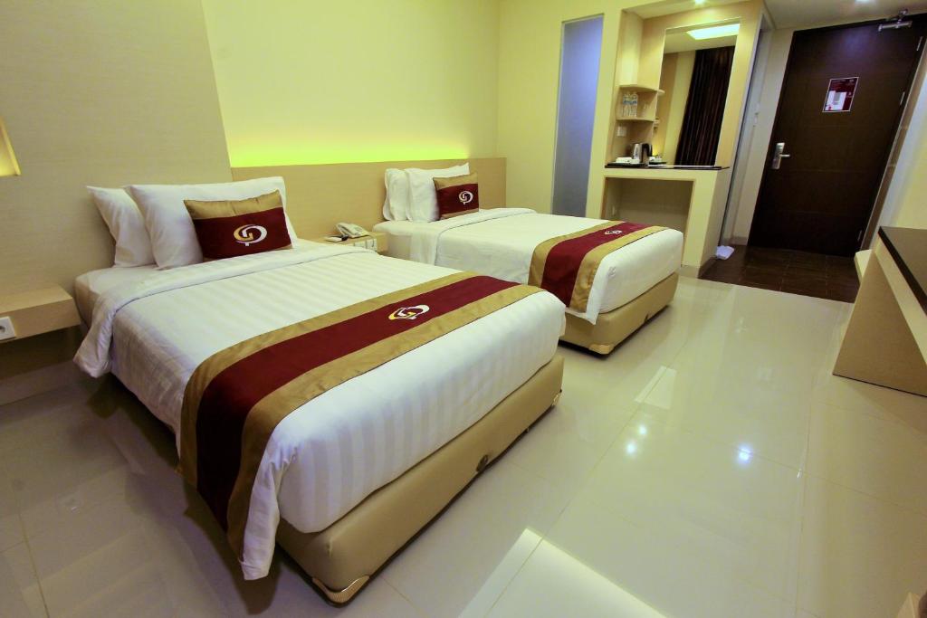 Postel nebo postele na pokoji v ubytování Grand Parama Hotel